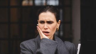 Náhledový obrázek - 10 běžných návyků, které se mohou podepsat na zdraví zubů. Jde například o kouření