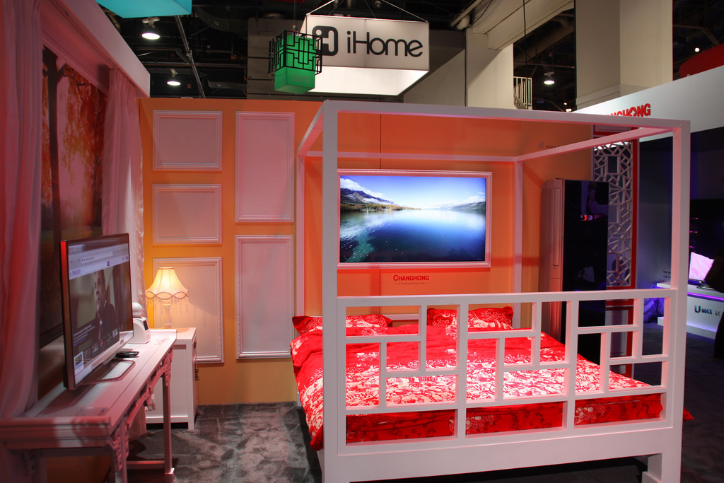 Premiér Sobotka navštívil továrnu Changhongu v Nymburce