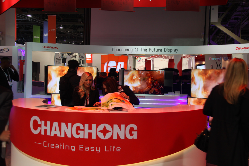 Premiér Sobotka navštívil továrnu Changhongu v Nymburce