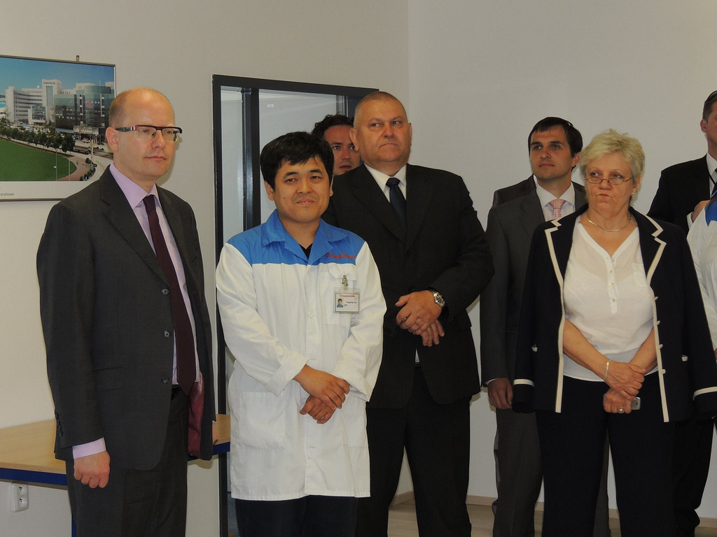 Premiér Sobotka navštívil továrnu Changhongu v Nymburce