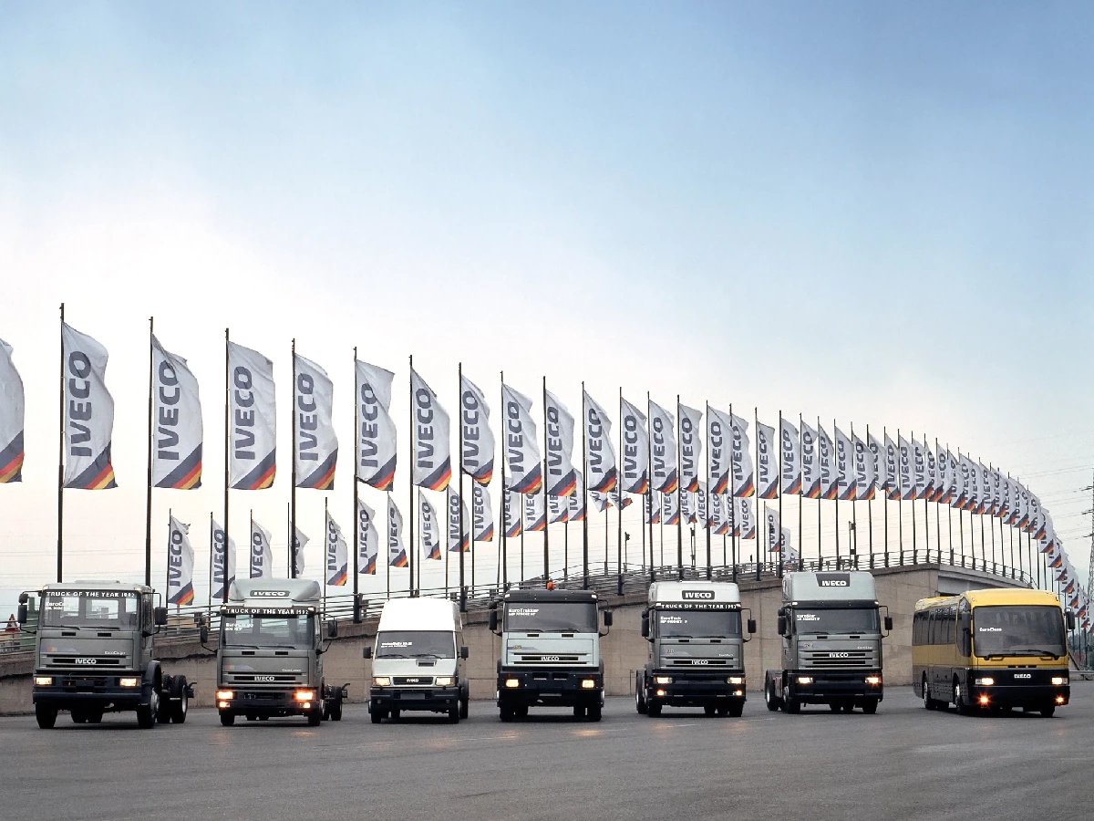 Na oknech několika vozidel můžeme číst titul „Truck of the Year 1992“. Iveco si dávalo záležet i na důstojné prezentaci svých výrobků