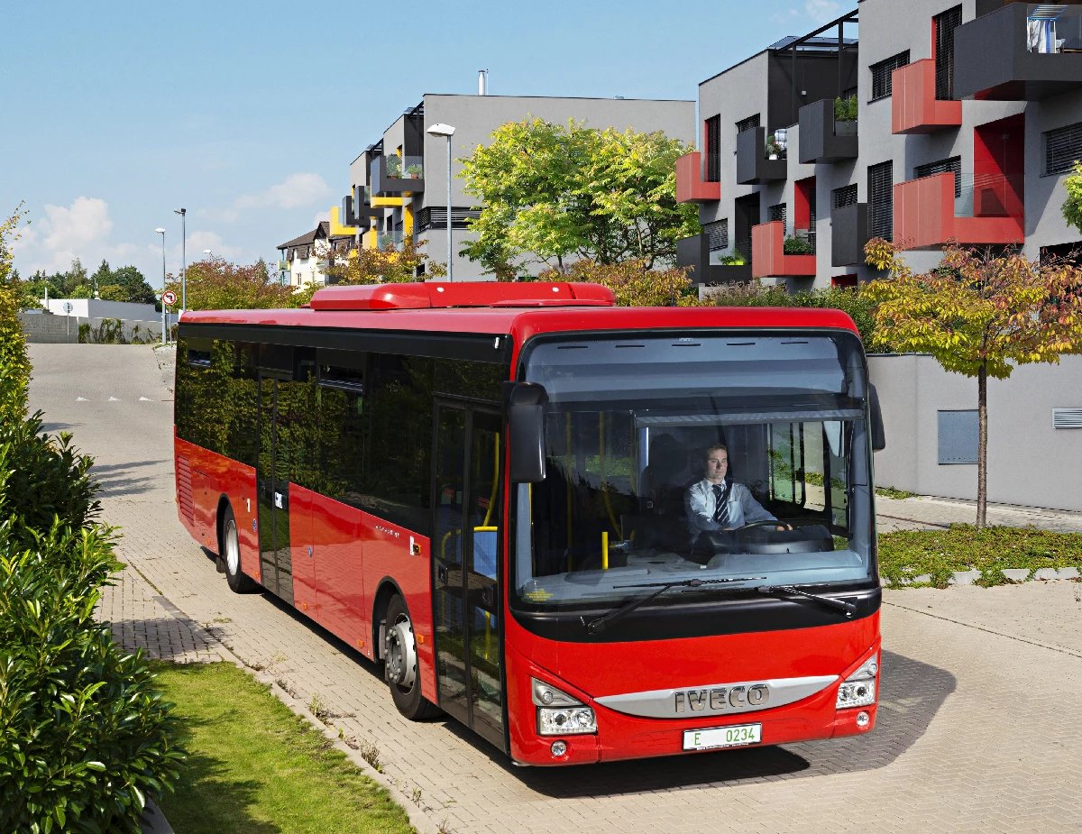 Moderní Iveco Crossway je nástupcem někdejší Karosy 900. Podobné dlouho zajišťovaly meziměstskou dopravu v České republice
