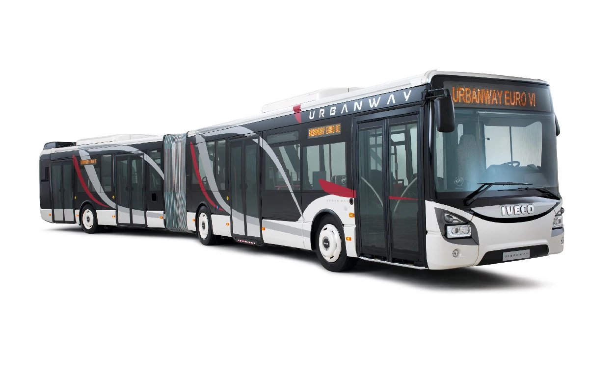 Článkový (kloubový) městský autobus Iveco Urbanway je systému „Low Entry“, a jak zobrazuje informační panel, splňuje normu Euro VI