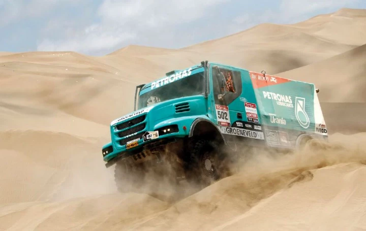Autor: Iveco Mimořádně efektní záběr z Rallye Paříž – Dakar 2012. Ostré Iveco Powerstar (tým Petronas) pilotoval Gerard De Rooy