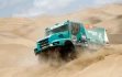Mimořádně efektní záběr z Rallye Paříž – Dakar 2012. Ostré Iveco Powerstar (tým Petronas) pilotoval Gerard De Rooy