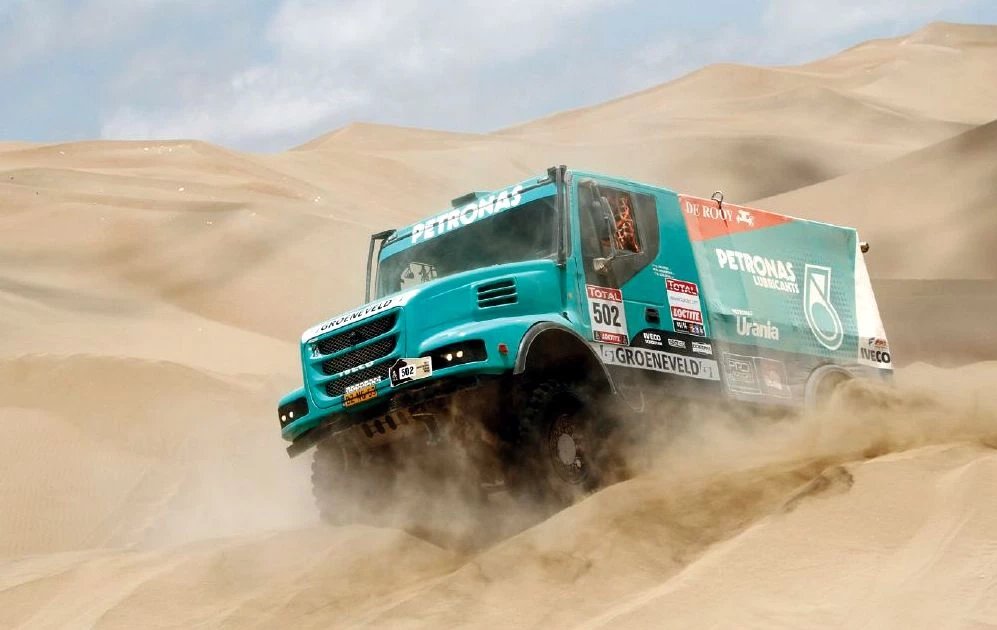 Mimořádně efektní záběr z Rallye Paříž – Dakar 2012. Ostré Iveco Powerstar (tým Petronas) pilotoval Gerard De Rooy