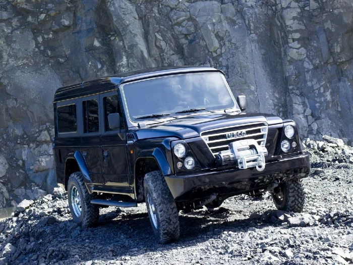 Autor: Iveco Iveco Massif představovalo krátký a neopakovaný výlet do portfolia osobních terénních vozidel. Massif má v rodném listu britský Land Rover Defender