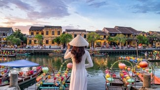 Turistka ve Vietnamu