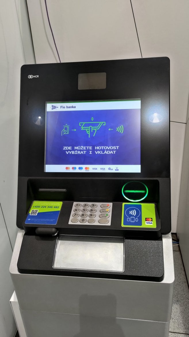 ATM Fio banky v obchodním centru Máj, Spálená 2121/22, Praha 1. (01. 04. 2026)