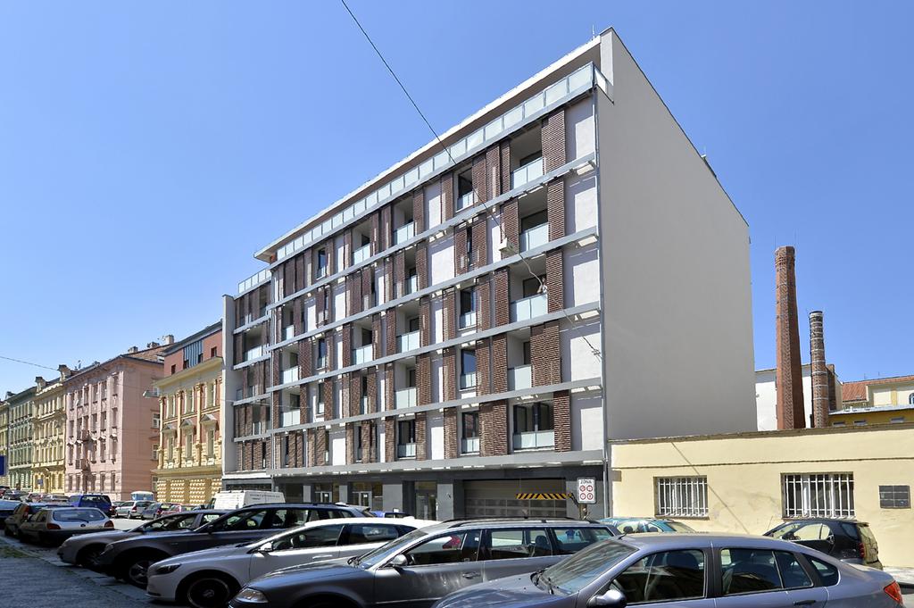 Rezidence nabízí dispoziční řešení 2+kk až 5+kk a nachází se v lokalitě Prahy 5 blízko metra B Anděl, které je vzdáleno 200 metrů od rezidence. V blízkosti jsou tramvajové zastávky číslo: 4, 6, 7, 9, 10, 12, 14, 16, 20, 54, 58, 59. Praha 5 - Smíchov je ideální lokalita. Pokud hledáte zábavu, můžete využít obchodní centrum OC Smíchov, multikino CinemaCity a CineStar, spoustu restaurací a obchodů. Na procházku můžete vyrazit do nedalekých parků či na promenádu k Vltavě