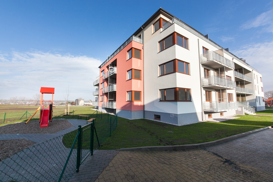 Lokalita splní vaše sny o moderním bydlení v atraktivní lokalitě na rozhraní Prahy 5 a Prahy 6, malé nízkopodlažní domy navozují rodinnou atmosféru. Vybavení bytu laminátová podlaha nebo vinyl (možnost výběru z 12 odstínů), keramické obklady, dlažba, bezpečnostní vstupní dveře Sherlock, příprava na kuchyňskou linku, vnitřní dveře a podlahy je možné zvolit dle vlastního výběru a jsou již započteny v ceně bytu. Vytápění a ohřev vody je zajištěn tepelným čerpadlem a tak majitelé bytových jednotek budou šetřit minimálně 50 % na těchto nákladech. Projekt je výborně dopravně dostupný jak pro motoristy, tak rezidenty využívající cestování MHD. Do centra je možno dostat se jak autem (cca 15-20 minut) tak i autobusem či tramvají.