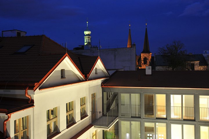 La Corte je jedinečný rezidenční projekt, který v sobě snoubí italský styl, design a architekturu s historickými prvky. Pod záštitou developerské společnosti Manghi Czech Republic s.r.o. vznikl komplex 25 luxusních apartmánů a 500 m2 komerčních prostor, jež je začleněn do čtyř historických budov. Ty pochází až z 2. poloviny 18. století. Celý nově vybudovaný objekt spadá do energetické třídy B. V apartmánech tak nechybí podlahové topení a centrální klimatizace. Vybírat můžete z dispozičního řešení od 1+kk až po 5+kk, což představuje výměru od 37 m2 až po neuvěřitelných 170 m2. Součástí rezidence je také recepce s ostrahou. Možnost parkování je pak zajištěno v sousedním PC Center.