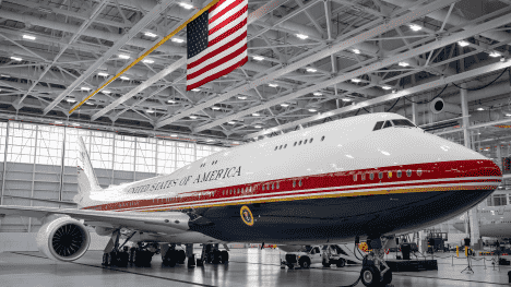 Trump se konečně proletěl v „novém“ Air Force One. Náklady na přestavbu darovaného stroje budí rozpaky