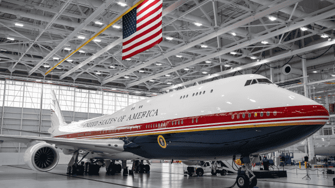 Trump se konečně proletěl v „novém“ Air Force One. Náklady na přestavbu darovaného stroje budí rozpaky