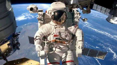 Náhledový obrázek - Od pašování sendvičů k proteinovým tyčinkám ze vzduchu. Co jedí astronauti ve vesmíru?