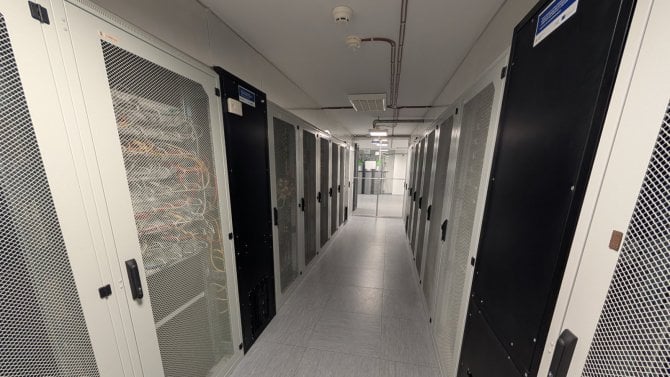 Kolikrát jde přeprodat jeden hardware? Podívejte se do bývalé šroubárny u Vltavy, kde dnes běží datacentrum