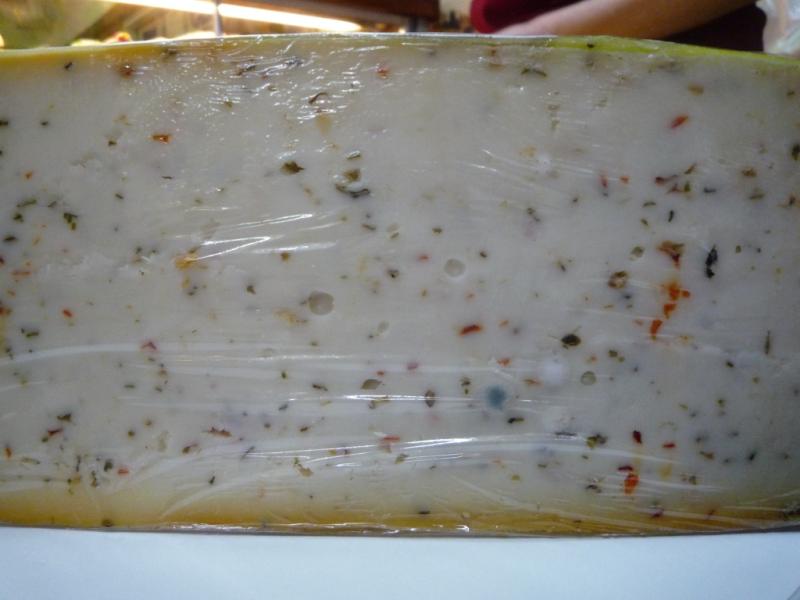 Nebezpečné sýry s viditelnou plísní neměly prošlé datum minimální trvanlivosti a byly skladovány při vyhovujících teplotních podmínkách
