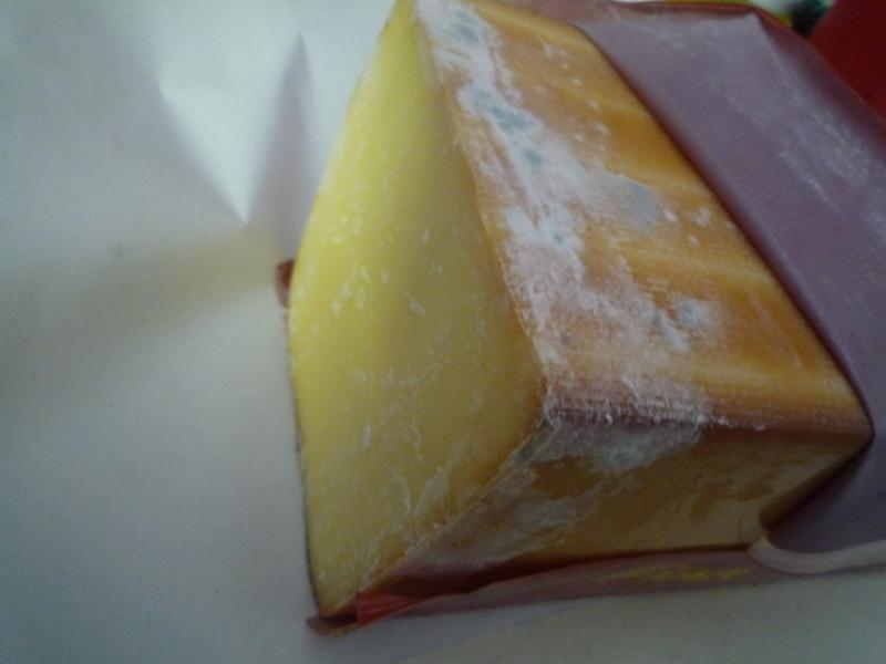 Nebezpečné sýry s viditelnou plísní neměly prošlé datum minimální trvanlivosti a byly skladovány při vyhovujících teplotních podmínkách
