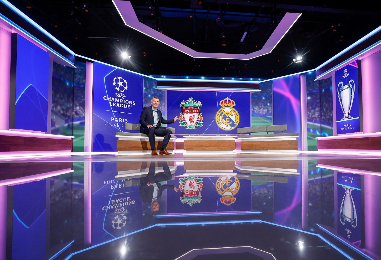 Komentátor Milan Štěrba v novém studiu, které diváci poprvé viděli v sobotu 28. května 2022. Nova označuje studio za největší v republice. Před mnoha lety se odtud vysílala třeba reality show Big Brother.