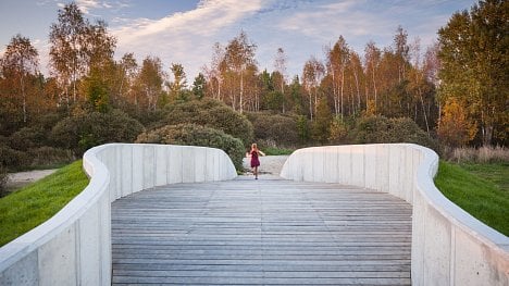 Náhledový obrázek - Park působí velmi přirozeně, přesto je to stavba, říkají architekti Veličkovi. Z tankodromu v Českých Budějovicích vytvořili odpočinkové místo