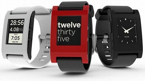 Náhledový obrázek - Skončí Pebble s výrobou chytrých hodinek? Firmu prý kupuje Fitbit