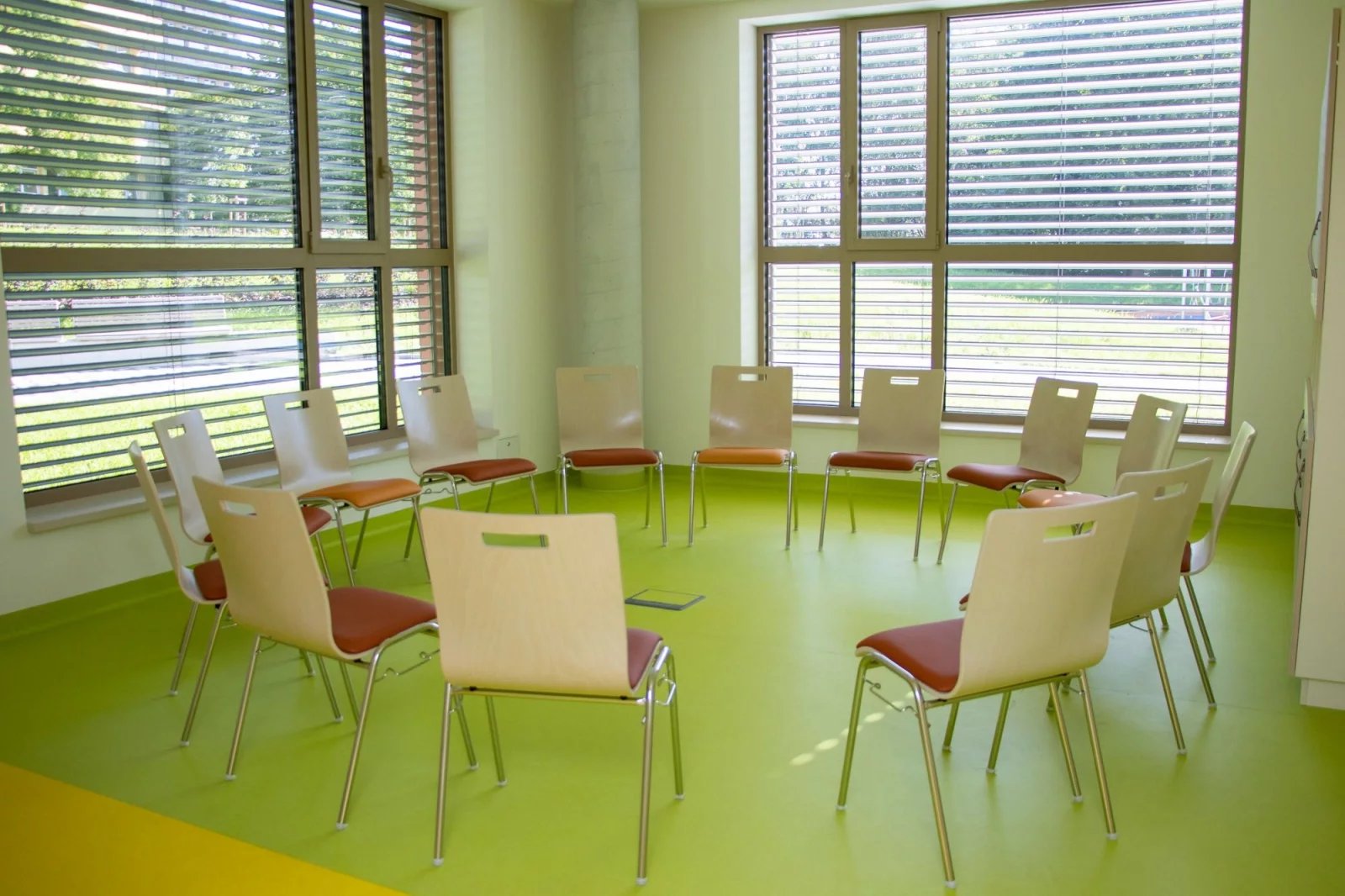 Zázemí nového pavilonu umožňuje v rámci stacionáře poskytovat dětem i intenzivní skupinovou a individuální terapii.