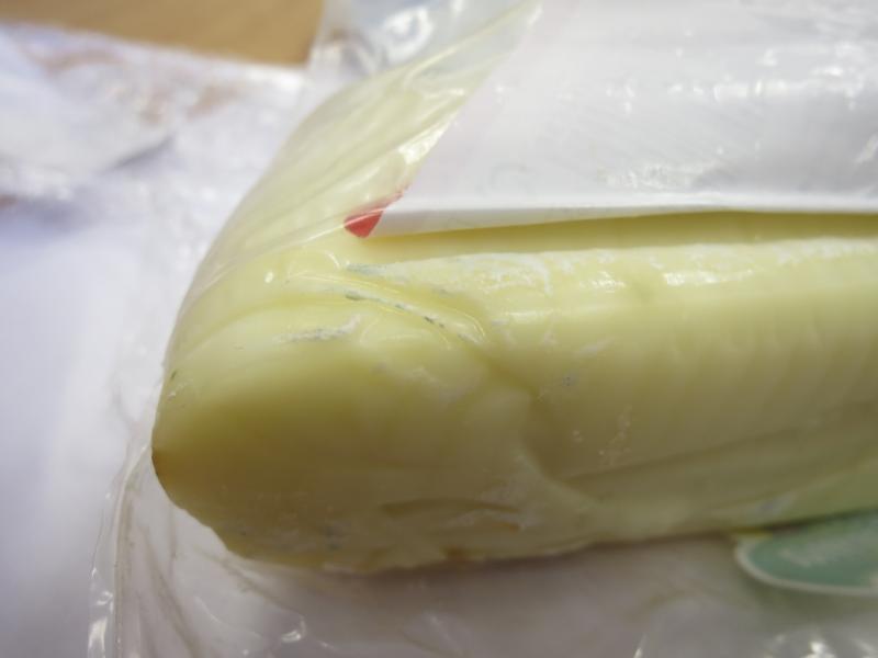 Maxi parenica uzená. Kategorie: Falšované potraviny. Nevyhovující parametr: plísně okem viditelné. Na povrchu potraviny se vyskytovaly kolonie plísní bílé a zelené barvy. Potravina se nepovažuje za bezpečnou, pokud jeví známky kažení. Výrobek neměl prošlé datum použitelnosti. Při kontrole nebyly zjištěny nevyhovující teploty skladování tohoto výrobku.
Distributor: VAT 33 s.r.o., Ústí nad Labem. Země výroby: Slovensko. Místo kontroly: AHOLD Czech Republic, a.s., Prostějov