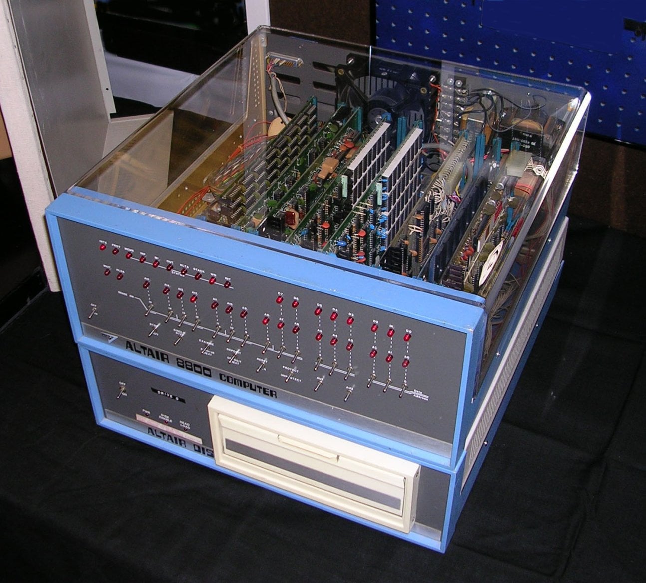 Altair 8800 s 8 palcovou disketovou mechanikou