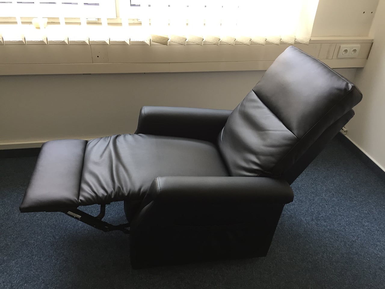 Avatar VR u O2 Arény. Křeslo pro sledování filmů s VR headsetem.