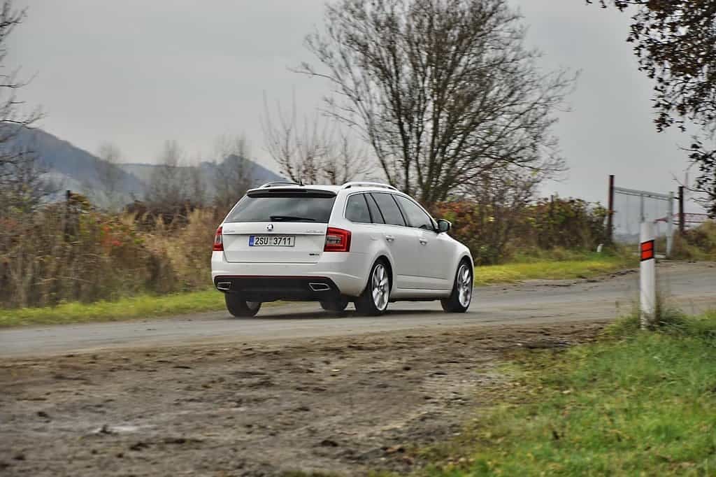 2011-04-c5a1koda-octavia-rs-combi-2-0-tdi-dsg-2.jpg