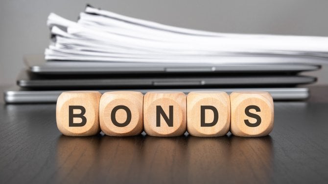 Dřevěné bloky s písmeny, které dohromady složí slovo bond.