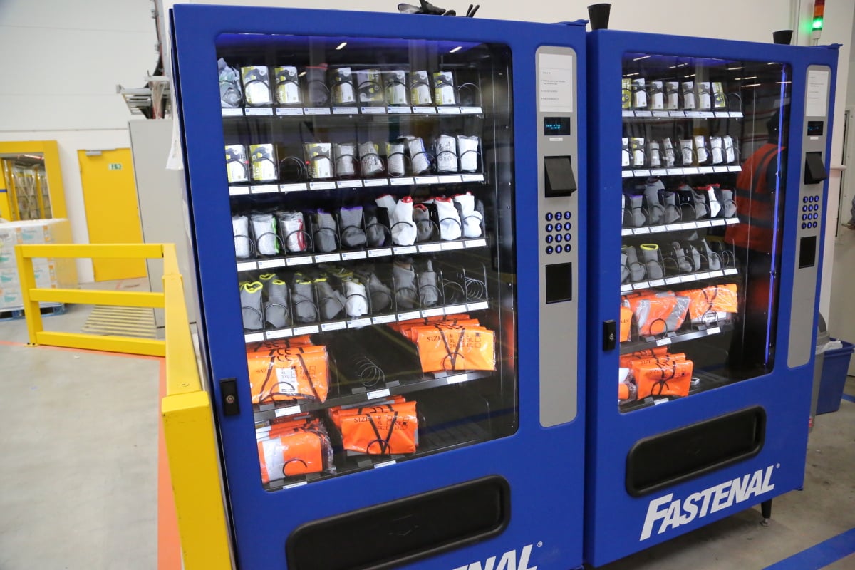 Vesta a rukavice. Kdo si zapomene, nafasuje nové. Vydává je automat.