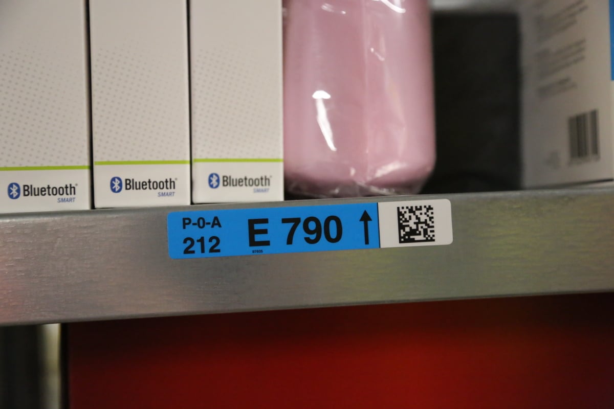 Potrava pro ruční skenner. Každá příhrádka má svůj kód a systému by se nemělo nic ztratit. Inventuru totiž v Amazonu nedělají.