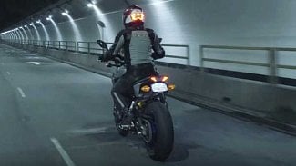 Náhledový obrázek - Video: Chytré „brzdové světlo“ na helmě zlepší viditelnost motocyklistů