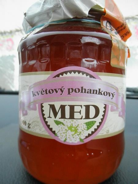 Zdeněk Veltruský, prodejní stánek Farmářka: MED KVĚTOVÝ POHANKOVÝ - med nebyl původem z České republiky. Spotřebiteli tak byly poskytnuty zavádějící informace o původu medu. Pylová analýza prokázala, že se nejedná o pohankový med. Aktivita enzymu diastáza byla nižší, než je stanoveno v příslušném právním předpise. Aktivita enzymu klesá například stárnutím medu. Výrobce: VČELAPRO, LEDNICE