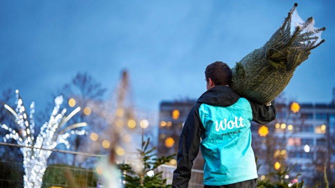 Proč se s nimi tahat, když vám je mohou přivézt až ke dveřím? Kurýři Woltu letos poprvé rozváží i vánoční stromky