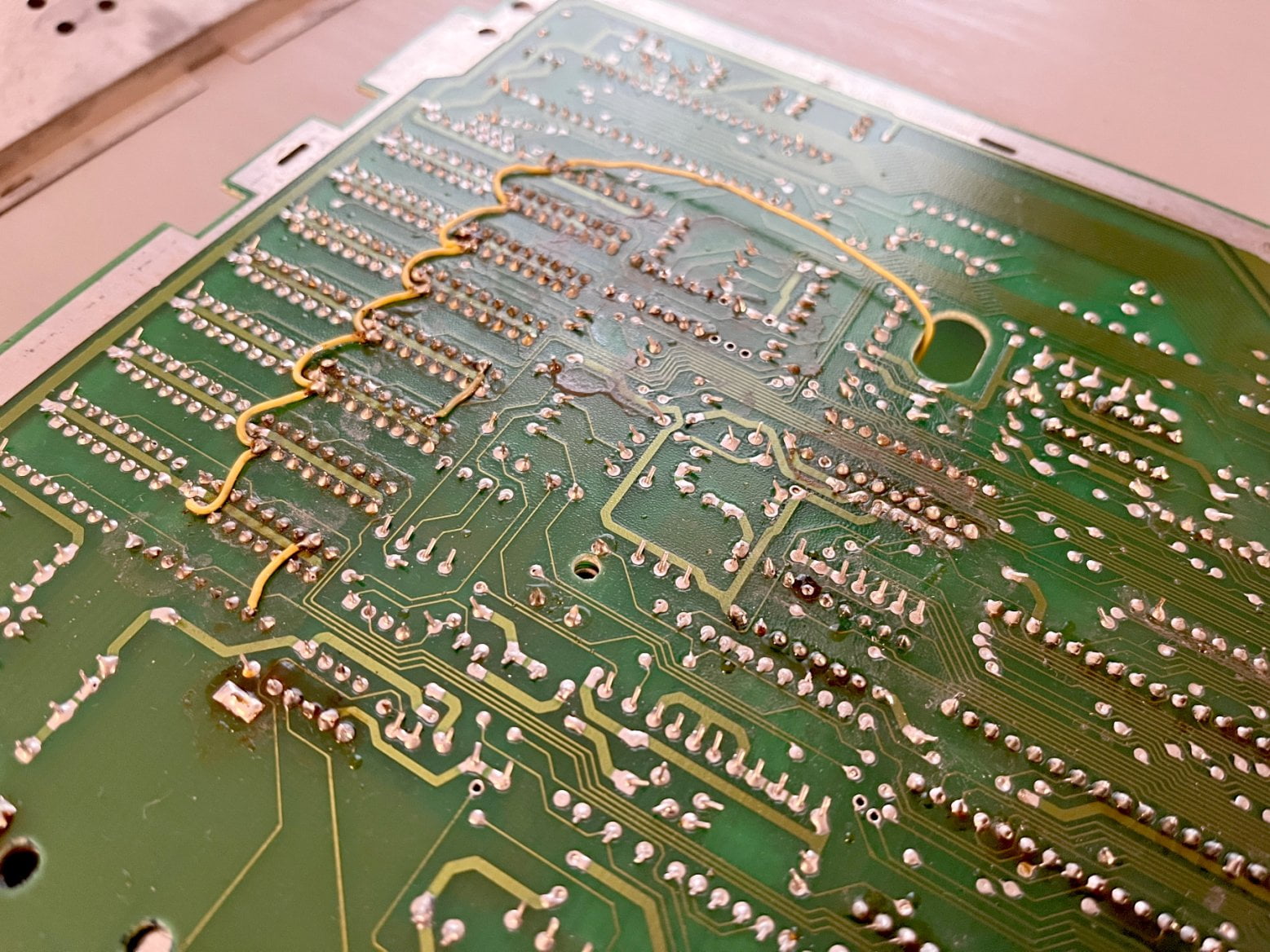 Doplněné propojky mezi paměťovými čipy.