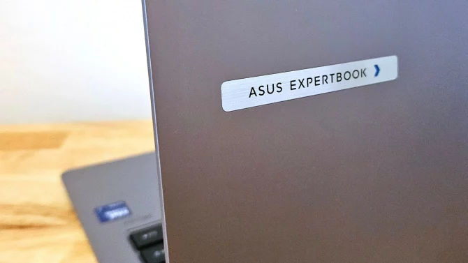 Recenze notebooku Asus ExpertBook P5: Úsporný pracant s výborným matným OLEDem