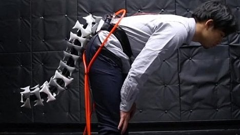 Náhledový obrázek - Japonští vědci vyvíjejí robotický ocas pro lidi. Má jim pomoci s rovnováhou