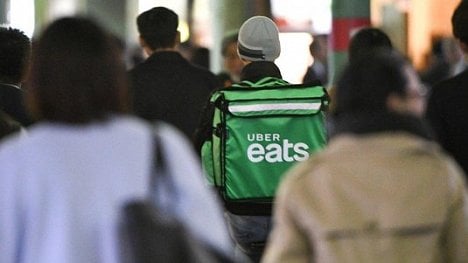 Náhledový obrázek - Uber Eats slaví úspěch v Japonsku. Jídlo roznášejí důchodci