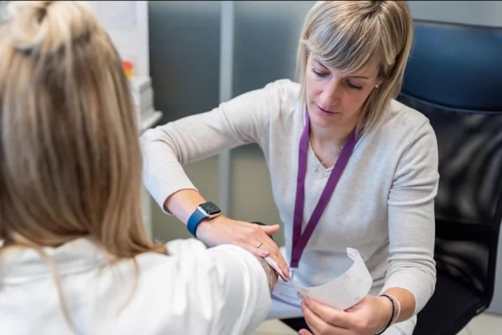 Fyzioterapeutka Petra Holubová se mimo jiné stará o pacienty s rakovinou či po onkologické léčbě.