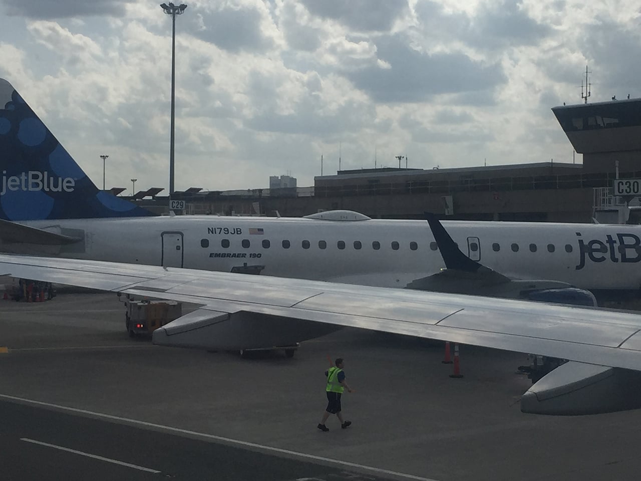 Vypoulená anténa na vrchu letadla pro příjem satelitního internetu