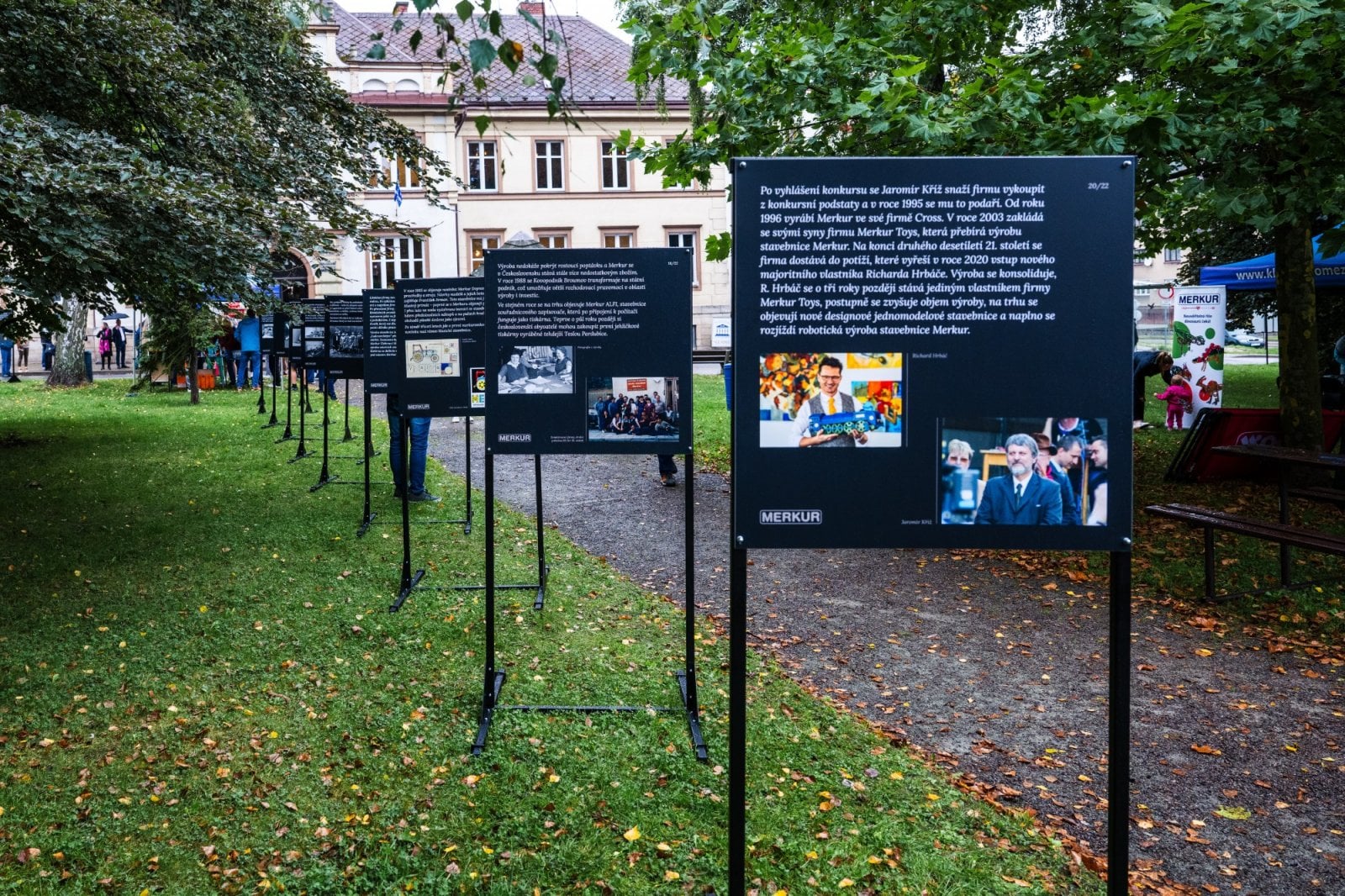 Panely z oslav 100 let Merkuru