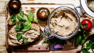Domácí paštika ve skleničce a namazaná na chlebu