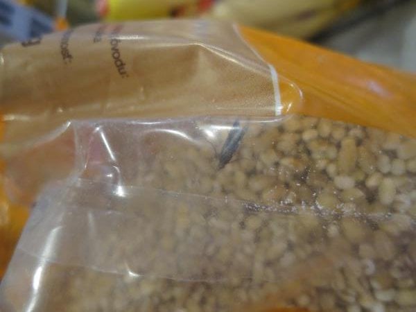 Nebezpečné potraviny - prodejce  MINH DONG LE, Ohrozim, ječné kroupy. Ve výrobku byl zjištěn výskyt živých hmyzích škůdců. Potravina měla prošlé datum minimální trvanlivosti.