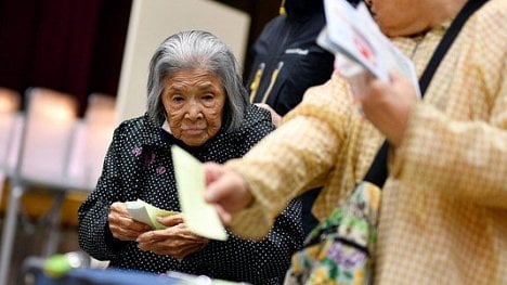 Náhledový obrázek - Japonský premiér Abe přesvědčivě vyhrál předčasné volby