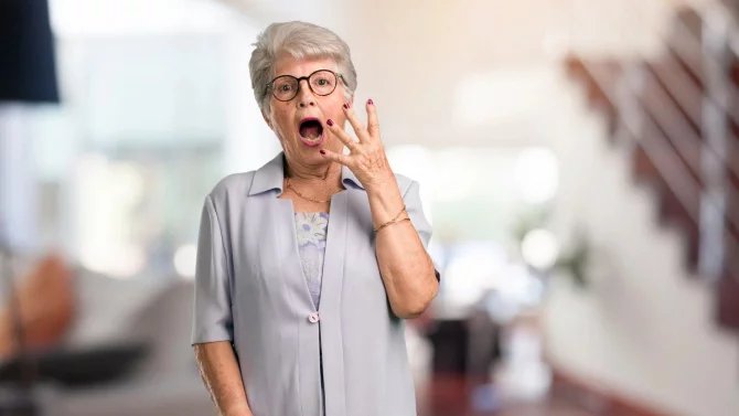 13.10.25 2*/senior, důchodce, zoufalost, šok, žena