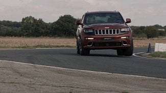 Náhledový obrázek - Je rychlejší Jeep Grand Cherokee SRT, nebo akrobatické letadlo?