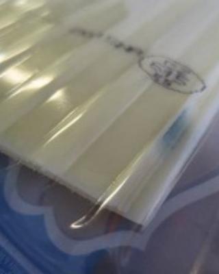 Moravský bochník plátky; přírodní tvrdý sýr. Kategorie: Nebezpečné potraviny. Nevyhovující parametr: plísně okem viditelné. Na povrchu potraviny se vyskytovala plíseň zelené barvy. Potravina neměla porušený obal. Při kontrole nebyly zjištěny nevyhovující teploty skladování tohoto výrobku. Výrobek neměl prošlé datum použitelnosti. Výrobce: 	Madeta, a.s. České Budějovice. Místo kontroly: AHOLD Czech Republic, a.s., Brno