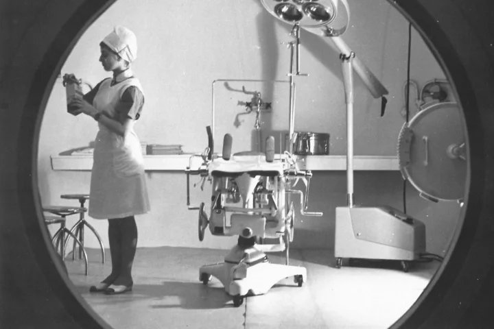 Provoz původní hyperbarické komory v Městské nemocnici Ostrava byl zahájen 9. září 1965. Zařízení bylo první v tehdejším Československu a třetí v Evropě.